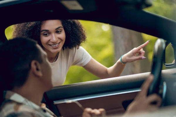 Showing Way Young Woman Showing Way Car Driver Smiling — Fotografia de Stock