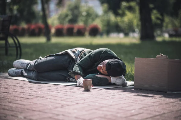 Homeless Problem Dark Skinned Man Holding Hands Head Sleeping Cardboard — Fotografia de Stock