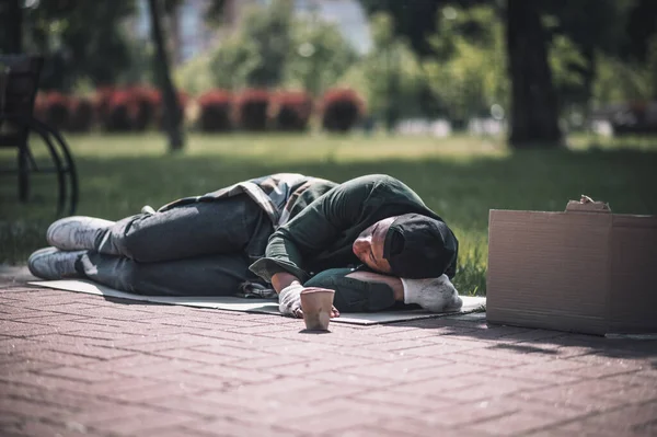 Homeless Problem Dark Skinned Man Holding Hands Head Sleeping Cardboard — Stok fotoğraf