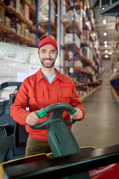 Smiling Pleased Experienced Young Bearded Caucasian Warehouse Driver Driving Forklift — ストック写真