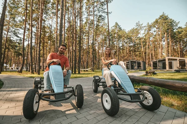 Competition Young Couple Quadrocycles Looking Happy Excited — Stockfoto