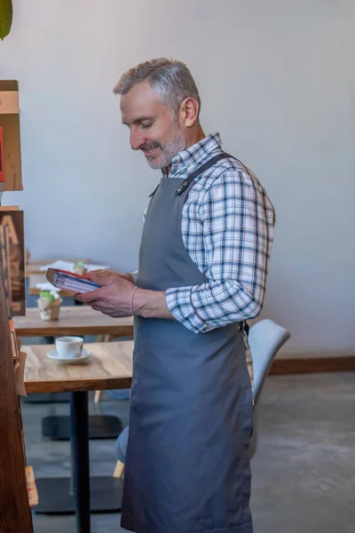 Notebook Man Plaid Shirt Holding Notebook Smiling — Zdjęcie stockowe