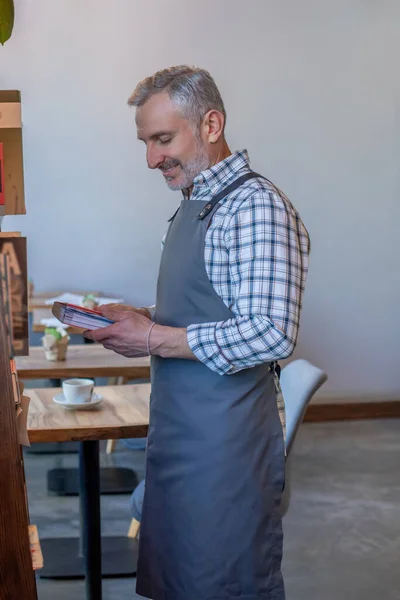 Notebook Man Plaid Shirt Holding Notebook Smiling — Foto de Stock