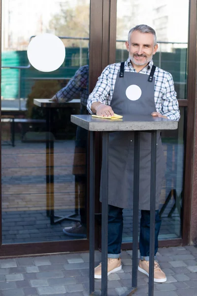 Street Cafe Man Apron Cleaning Tables Street Cafe — Stok fotoğraf