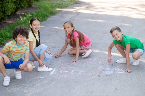 Crayon Drawing Boys Girls Primary School Age Crouched Drawing Crayons — Zdjęcie stockowe