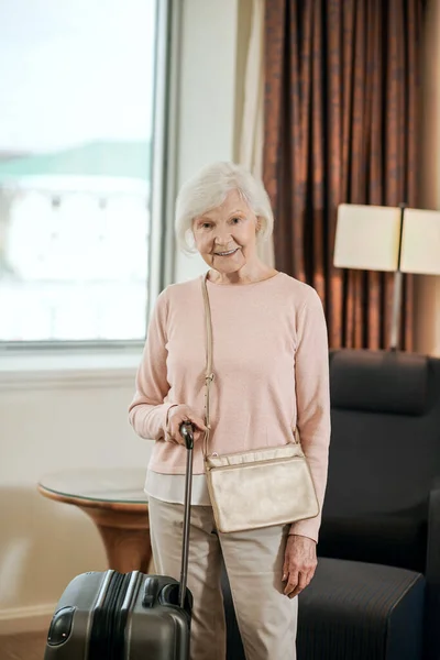 Прибытие Симпатичная Пожилая Женщина Стоящая Чемоданом Номере Отеля — стоковое фото