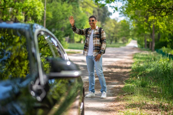 Hitchhiking Young Man Plaid Shirt Hitchhiking Countryside — Fotografia de Stock