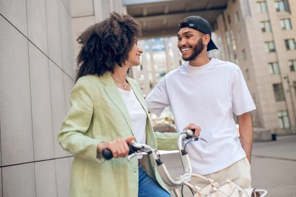 Good Talks Two Ypoung People Looking Each Other Talking Lively — Foto Stock