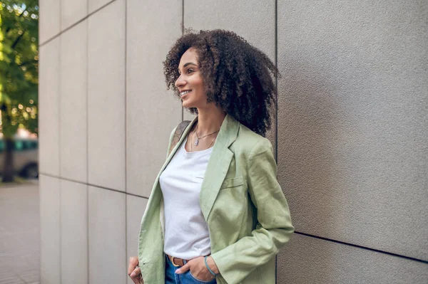 Girl Street Pretty Curly Haired Woman Standing Wall Street — Foto de Stock