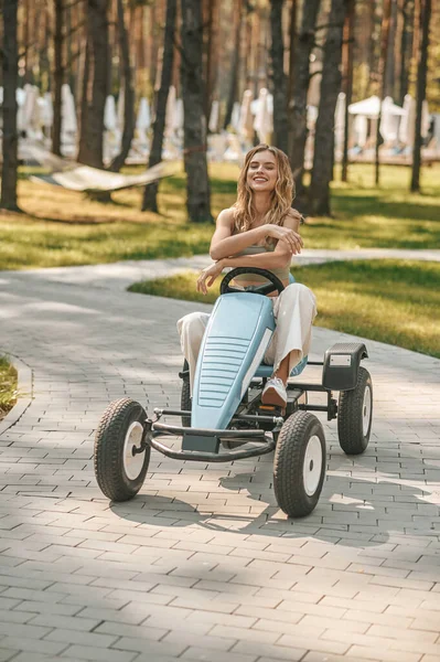 Раш Молодая Женщина Ездит Квадроцикле Выглядит Взволнованной — стоковое фото