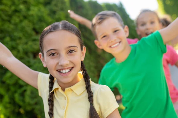 Счастье Улыбающиеся Девочки Мальчики Весело Проводят Время Свежем Воздухе Летний — стоковое фото