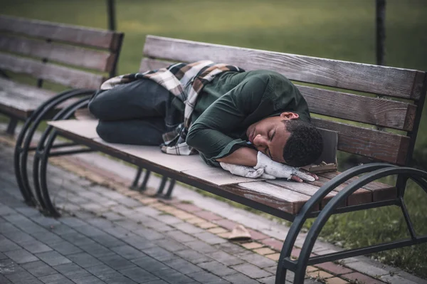 Социальные Проблемы Молодой Темнокожий Мужчина Закрытыми Глазами Лежал Скамейке Парке — стоковое фото