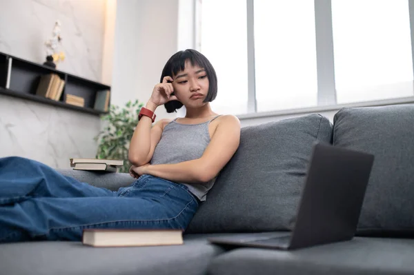 Studying Girl Sitting Sofa Laptop Looking Busy — Zdjęcie stockowe