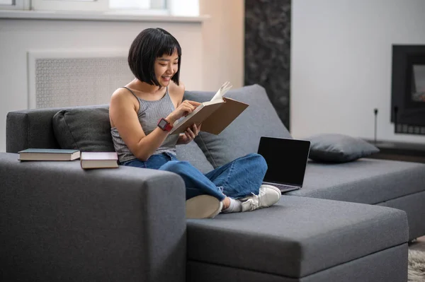 Reading Book Short Haired Young Woman Reading Book While Sitting — Foto Stock