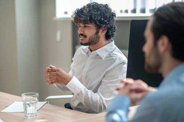 Negotiation People Negotiating Offcie Looking Involved — Stockfoto