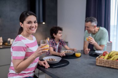 Kahvaltıda. Ailesiyle aynı masada oturup kahvaltı etmek çok hoş.
