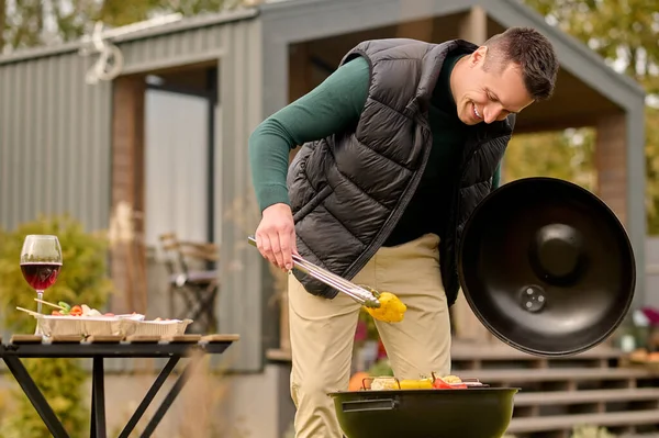 Smiling Man Leaning Open Brazier Gripping Slice Bell Pepper Barbecue — Stock Photo, Image