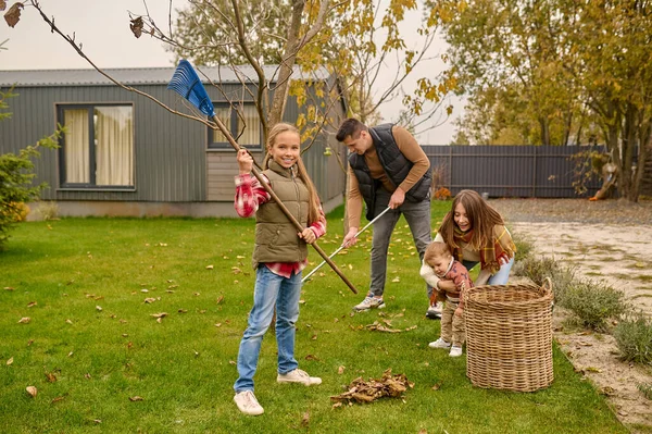 Teenage Girl Her Father Raking Fallen Leaves Lawn While Her — Stock Photo, Image