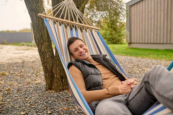Young Male Vacationer Dressed Casual Clothes Lying Hammock Radiant Smile — Stock Photo, Image
