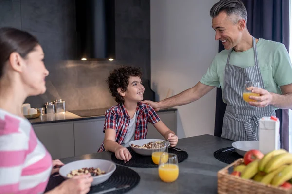 Glückliche Familie Familie Frühstückt Zusammen Und Sieht Glücklich Aus — Stockfoto
