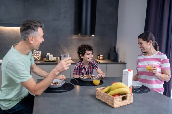 Frühstück Niedlich Sitzt Mit Seinen Eltern Tisch Und Frühstückt — Stockfoto