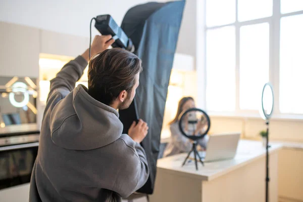 Professionell Kameraman Installera Belysningsutrustning Framför Vlogger Sitter Vid Den Bärbara — Stockfoto