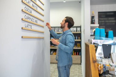 Fiyattaki değişiklikler. Bir kafe sahibi menüyü değiştiriyor ve ilgili görünüyor