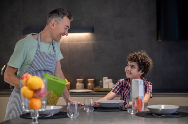 Kahvaltı vakti geldi. Baba, oğluna mutfakta kahvaltı hazırlıyor.