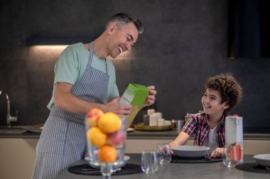 Kahvaltı vakti geldi. Baba, oğluna mutfakta kahvaltı hazırlıyor.