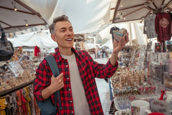 Väljer Souvenirer Medelålders Man Väljer Souvenirer Utomhusmarknaden — Stockfoto