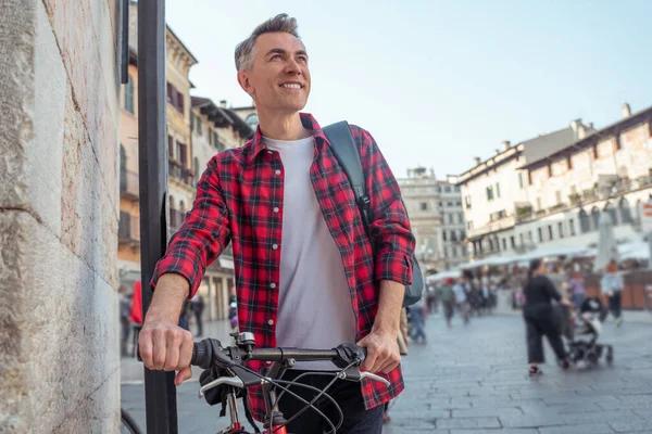 Sur Vélo Homme Chemise Carreaux Avec Vélo Dans Rue — Photo