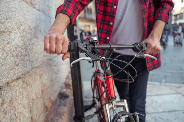Велосипеде Мужчина Клетчатой Рубашке Велосипедом Улице — стоковое фото