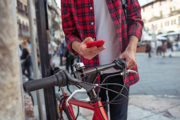 Bicicleta Hombre Camisa Cuadros Con Una Bicicleta Calle — Foto de Stock