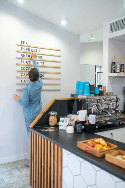 Cambios Precio Propietario Café Cambiando Menú Buscando Involucrado — Foto de Stock
