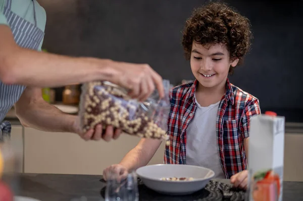 Frühstückszeit Papa Bereitet Frühstück Für Seinen Sohn Der Küche — Stockfoto