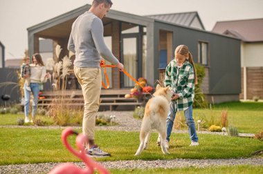 İtaatkar köpeğini eğitmeye odaklanmış genç bir kız. Babası tarafından denetleniyor.