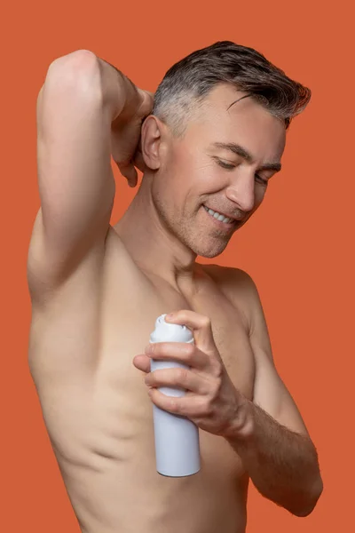 Après Douche Homme Âge Moyen Avec Spray Deo Regardant Gai — Photo