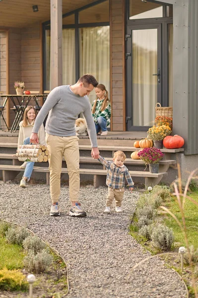 Gelukkige Vrouw Meisje Zitten Veranda Terwijl Een Man Met Een — Stockfoto