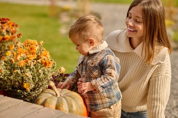 Sonriendo Feliz Joven Madre Sentada Detrás Pequeño Hijo Mirándolo Examinar —  Fotos de Stock