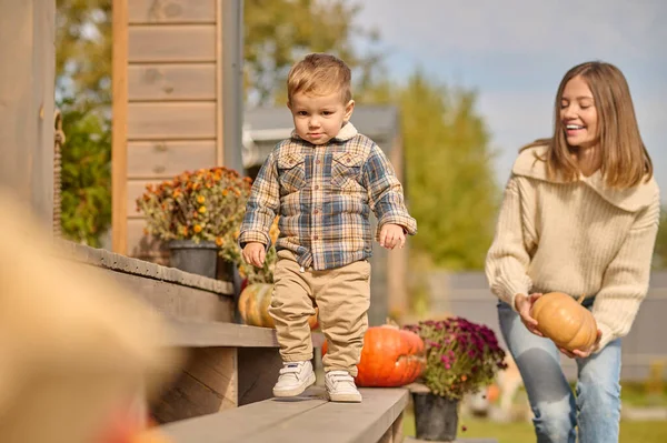 Alegre Hembra Con Calabaza Sus Manos Lindo Niño Los Escalones — Foto de Stock