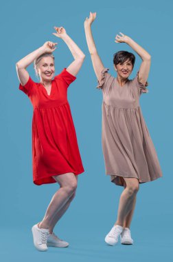 Mutlu kadınlar. Güzel elbiseli kadınlar eğleniyor ve mutlu görünüyorlar.