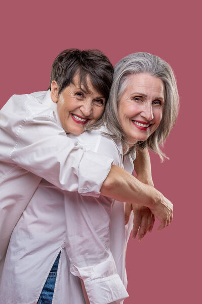 Счастливые женщины. Счастливые улыбающиеся женщины обнимаются и выглядят потрясающе