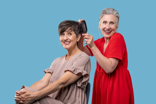 Peinado Mujer Vestido Rojo Haciendo Pelo Amigos Mirando Emocionado — Foto de Stock