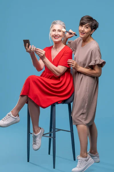 Des Tours Beauté Deux Femmes Regardant Impliqués Tout Faisant Maquillage — Photo