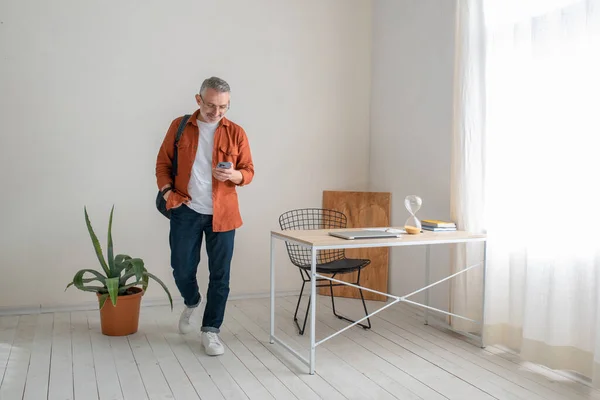 Kantoor Een Man Terracotta Shirt Het Kantoor Ziet Zelfverzekerd Uit — Stockfoto