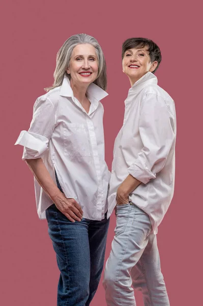 Уверенным Две Зрелые Женщины Белых Рубашках Выглядят Уверенно — стоковое фото