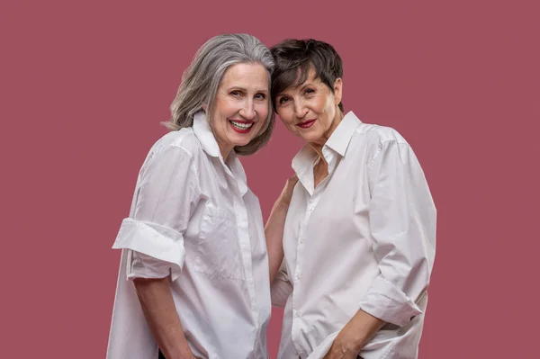Уверенным Две Зрелые Женщины Белых Рубашках Выглядят Уверенно — стоковое фото