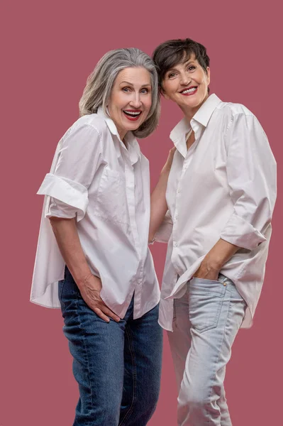 Веселюсь Две Хорошо Одетые Женщины Выглядящие Радостными Веселыми — стоковое фото
