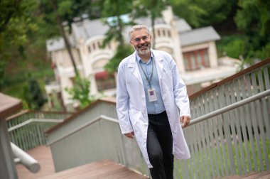 İşe gidiyorduk. Kliniğe giden merdivenlerde önlüklü bir doktor var.