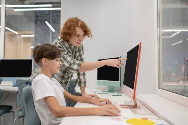 Derste. Okuldaki bilgisayar dersinde çalışan öğrenciler.